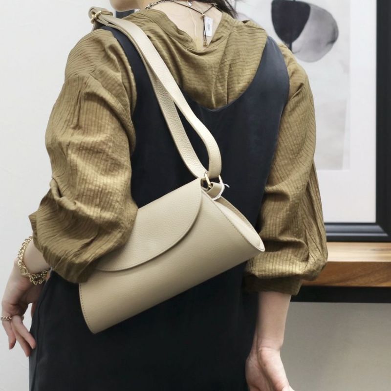 AULENTTI/オウレンティ ラウンドフラップレザーショルダーバッグ